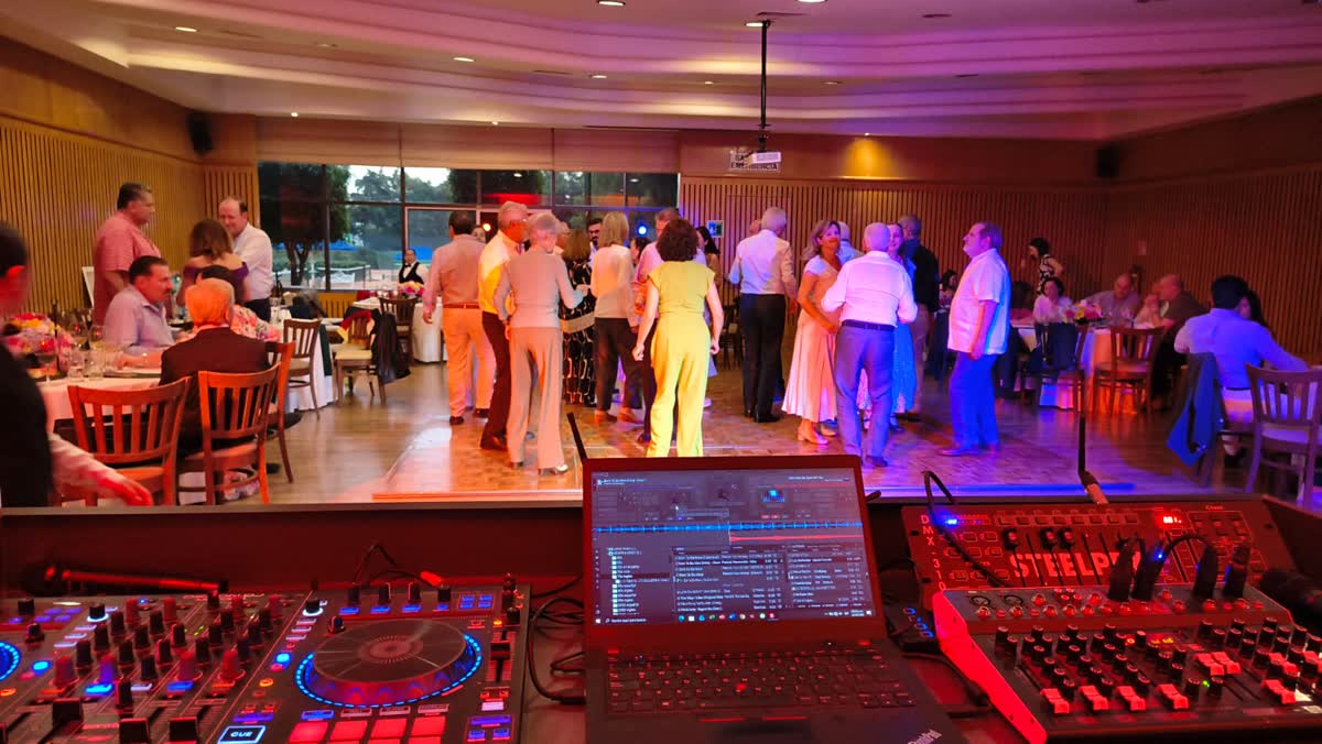 Invitados bailando durante un evento