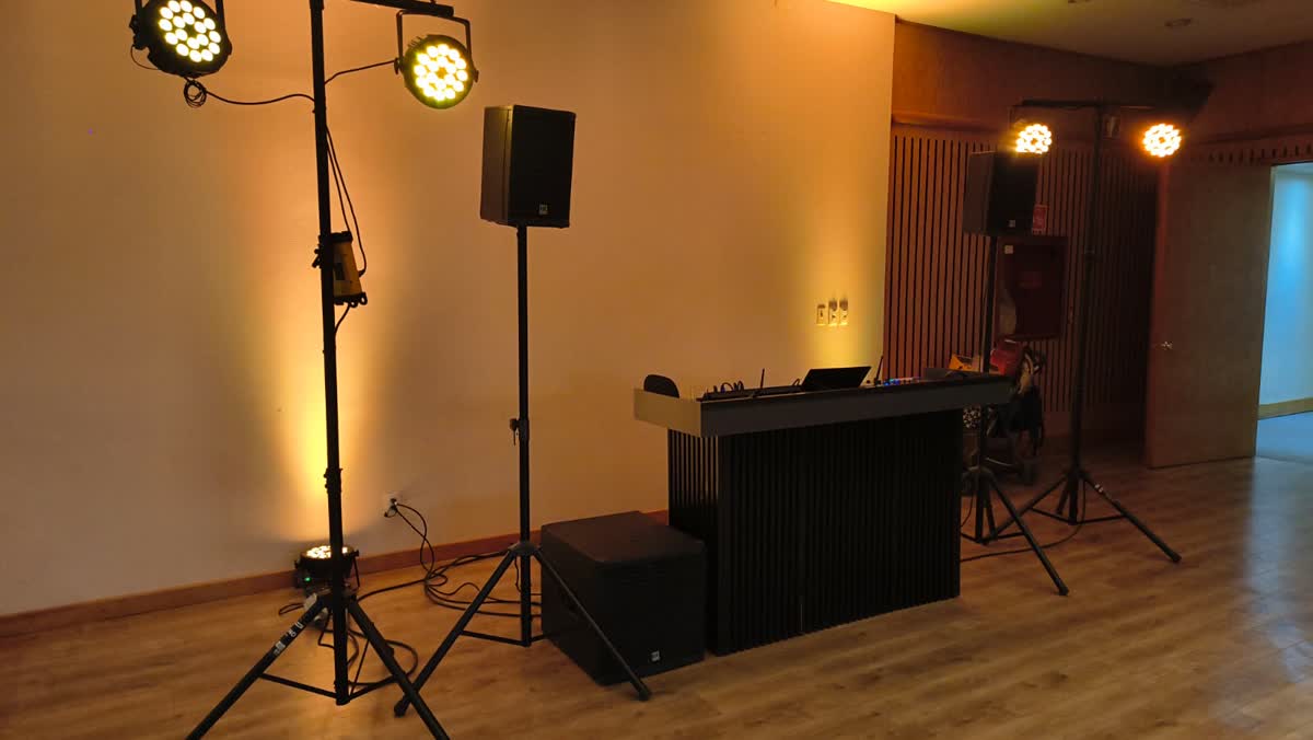 Montaje compacto de audio e iluminación antes de una fiesta