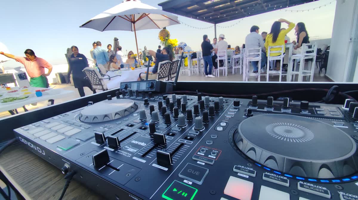 Cabina de DJ montada en una terraza durante una fiesta privada de día