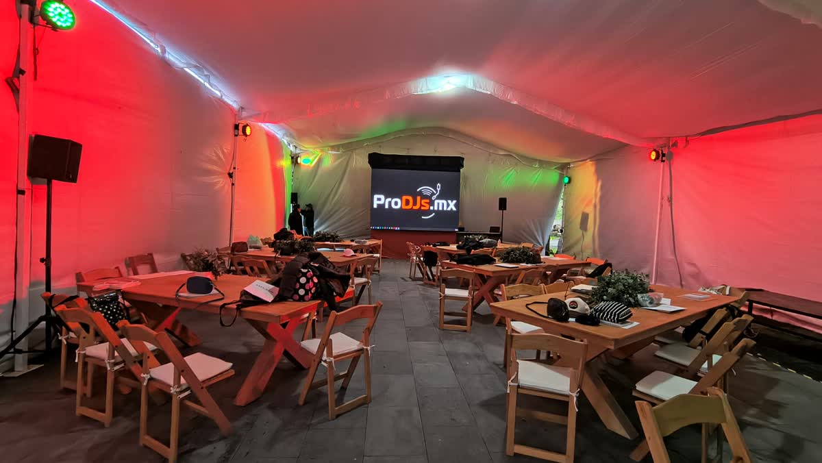 Carpa con iluminación arquitectónica y pantalla con el logotipo de ProDJs.mx
